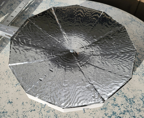 mit Spiegelfolie beklebt